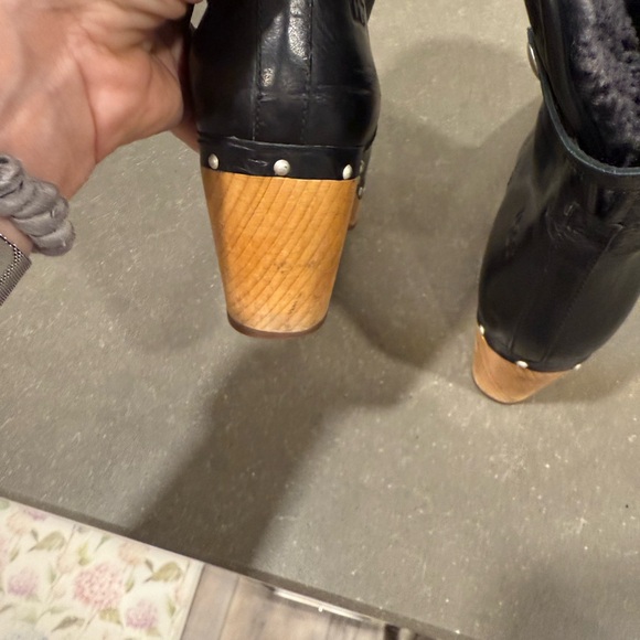 Black UGG Lynnea II Leather Clog Boots. Women’s size 8. - Picture 7 of 7